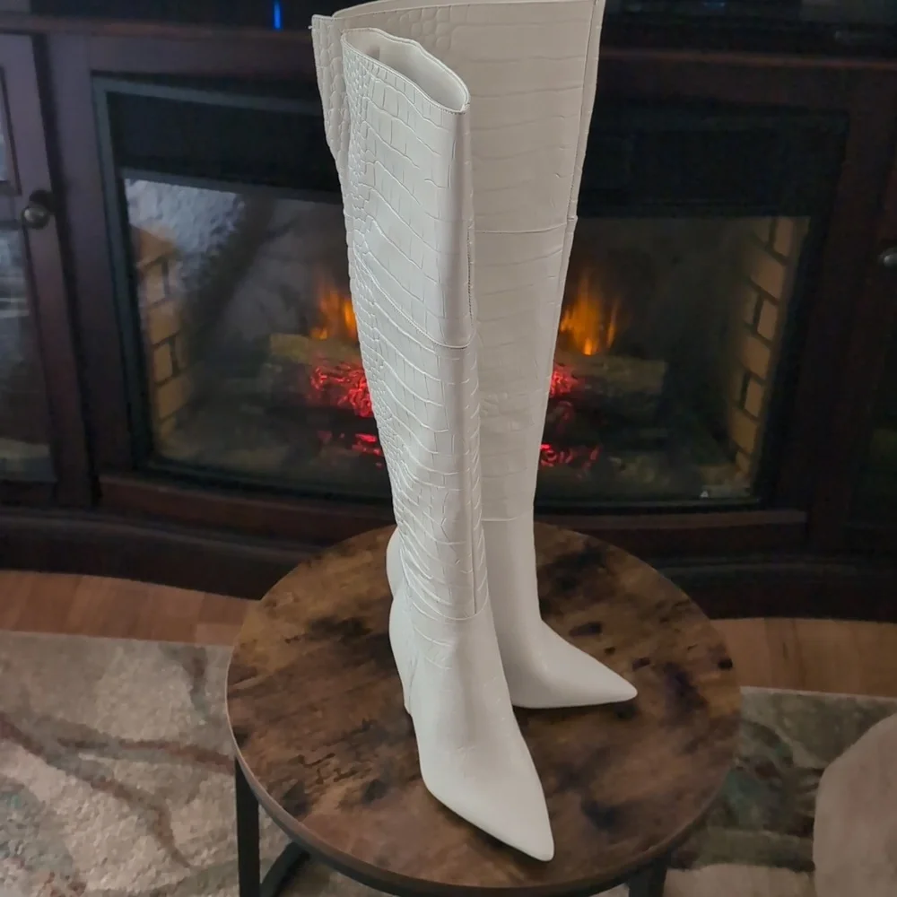 NWT Vince Camuto White Croc Embossed Over The Knee Boots Pointed Toe Glam Size 6 - Picture 1 of 7